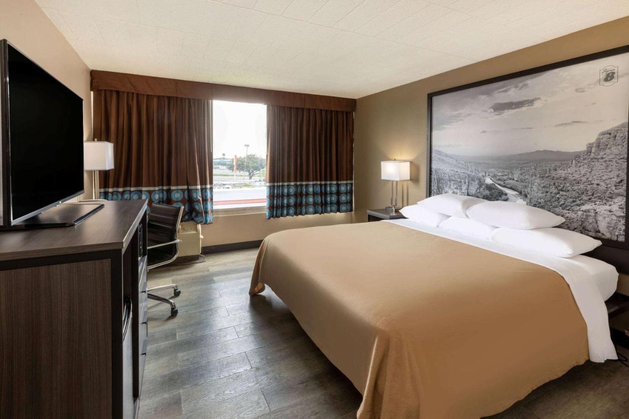 Super 8 By Wyndham Laredo Hotel Exterior photo