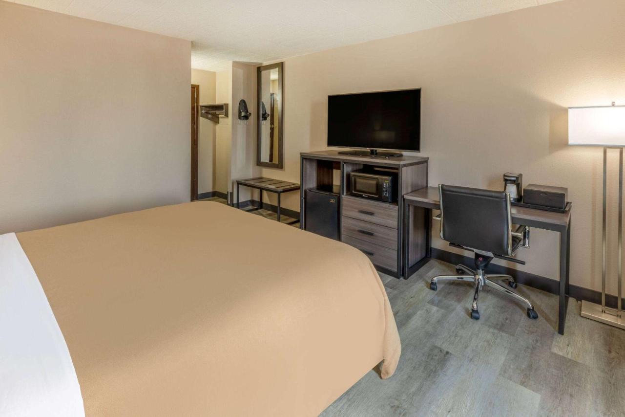 Super 8 By Wyndham Laredo Hotel Exterior photo