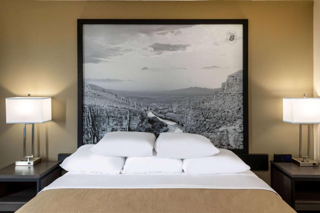 Super 8 By Wyndham Laredo Hotel Exterior photo