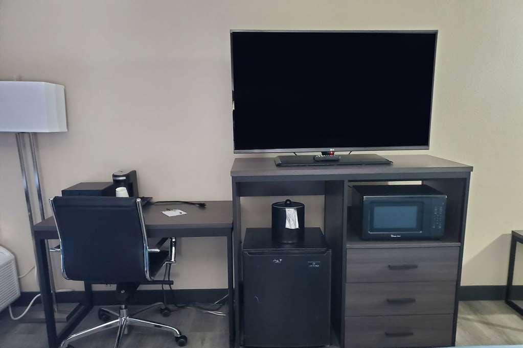 Super 8 By Wyndham Laredo Hotel Room photo