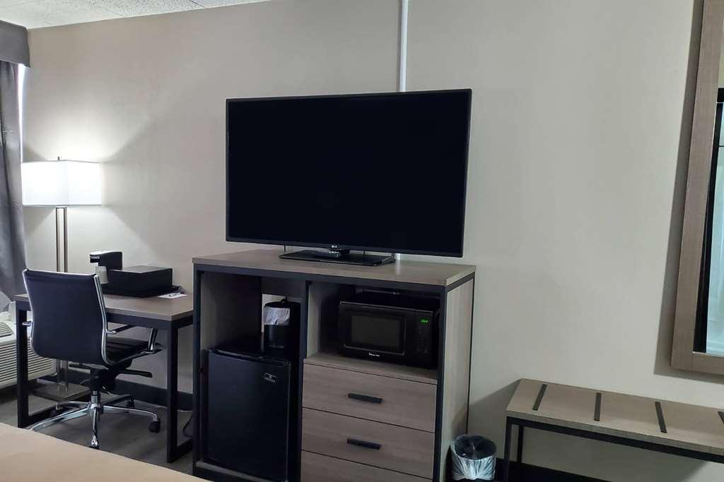 Super 8 By Wyndham Laredo Hotel Room photo